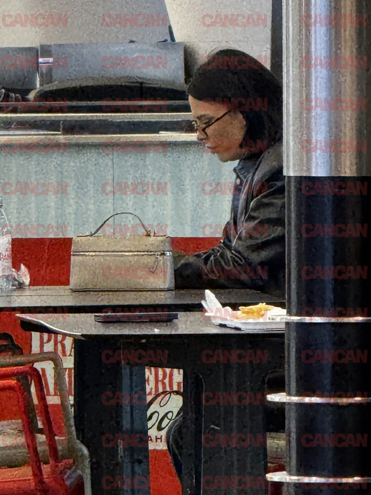 Andreea Popescu a fost surprinsă în mall Băneasa