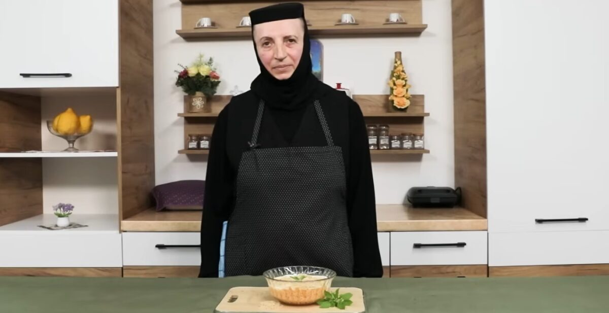Maica Alexandra de la Mănăstirea Chiroiu dezvăluie salata de post cremoasă și aromată din morcovi și nucă