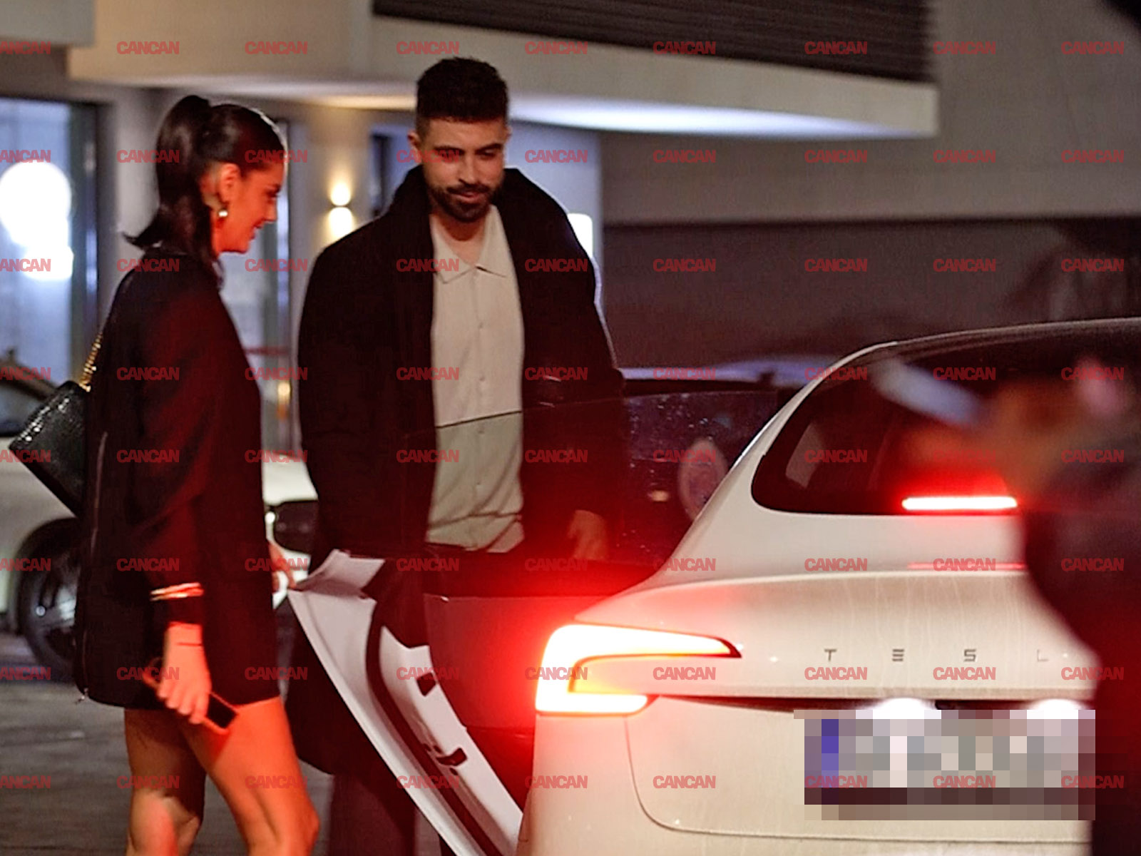 Stefanos i-a deschis portiera iubitei lui, fiind un gentleman adevărat