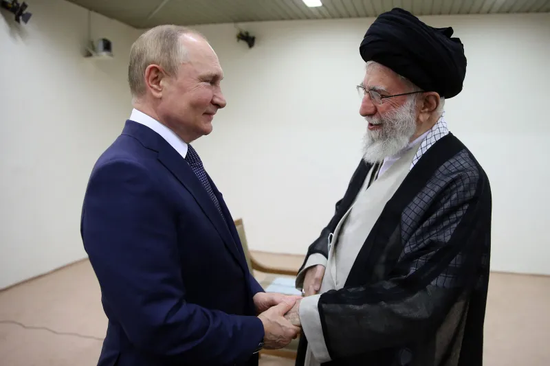 Vladimir Putin și Ali Khamenei. SURSA FOTO: SalamPix/ABACA / Shutterstock Editorial / Profimedia