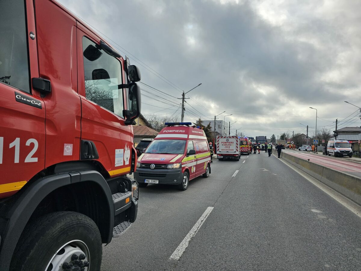Dramă în Dâmbovița. S-a activat Planul Roșu de intervenție, după ce un microbuz școlar s-a ciocnit cu un tir
