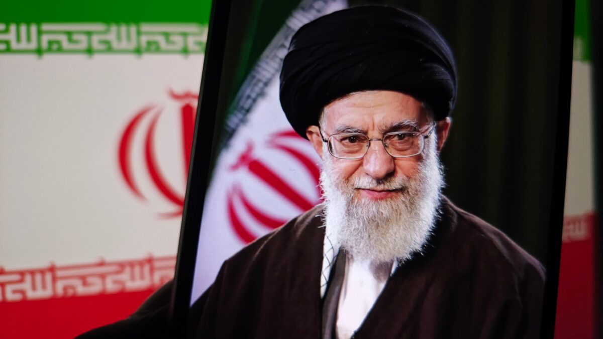Imagine Stire Soția ayatollahului Ali Khamenei a murit. Ea fusese rănită în atacul care l-a ucis pe liderul suprem al Iranului | 2review.ro