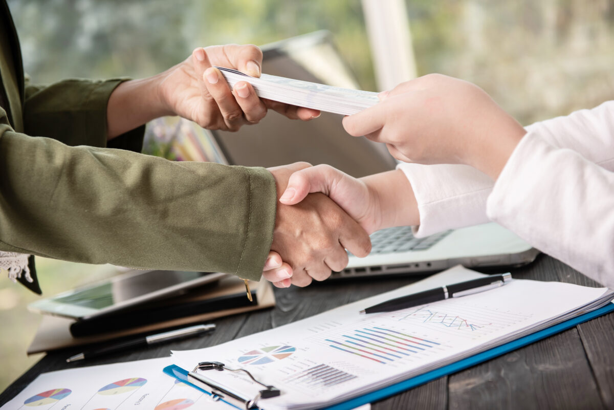 Un angajat a primit din greşeală 330 de salarii, iar după 3 zile a fost de negăsit. Judecătorii au hotărât că poate să păstreze banii