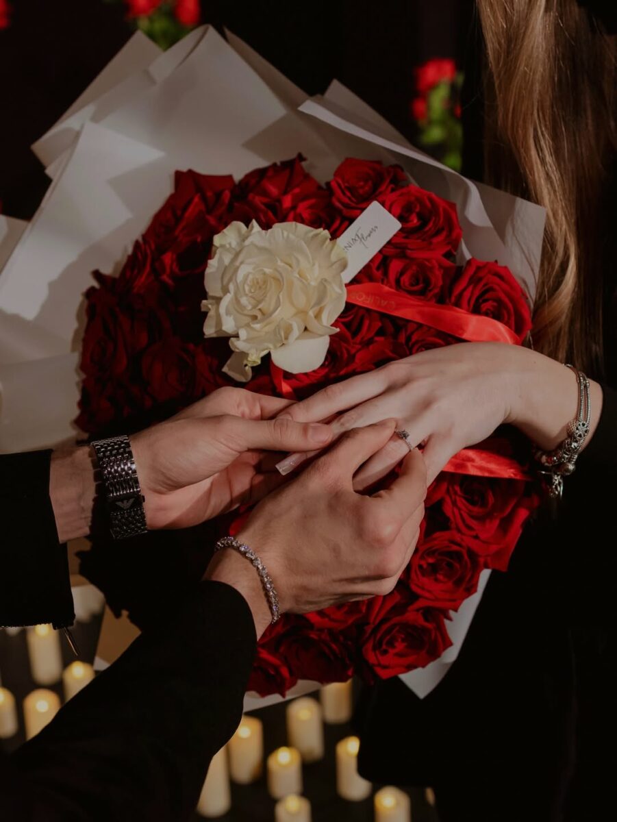 Imagine Stire Cătălin Cîrjan, căpitanul echipei Dinamo, şi-a cerut iubita în căsătorie! Cum arată inelul de logodnă | 2review.ro