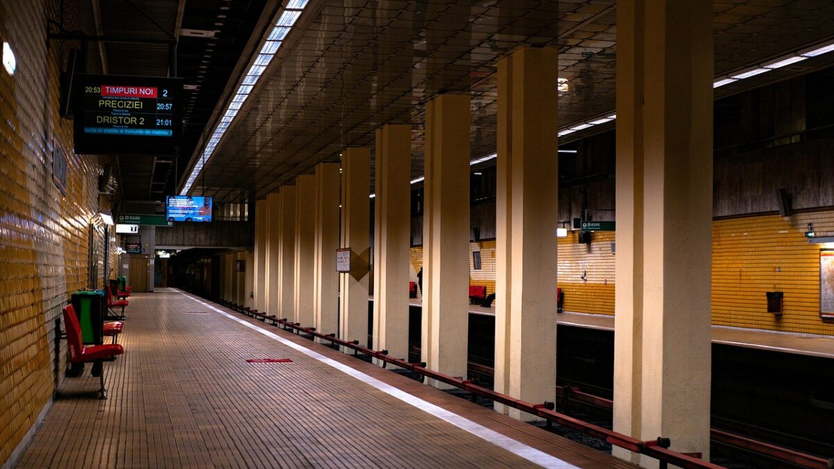 Incident grav în stația de metrou Piața Unirii 2. Un bărbat a murit după ce s-ar fi aruncat în fața trenului