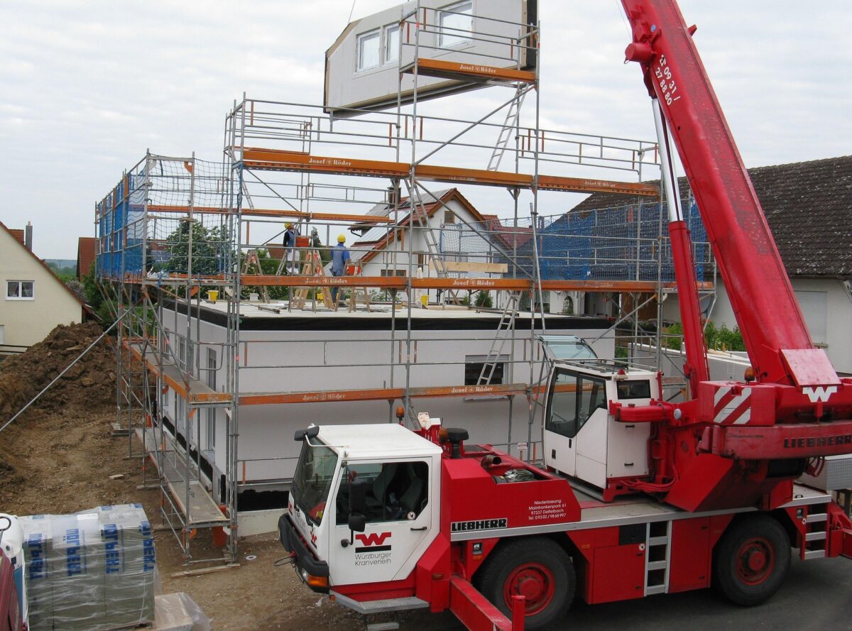 Cât de aproape poate construi vecinul de casa ta. Regula din lege care decide cine are dreptate