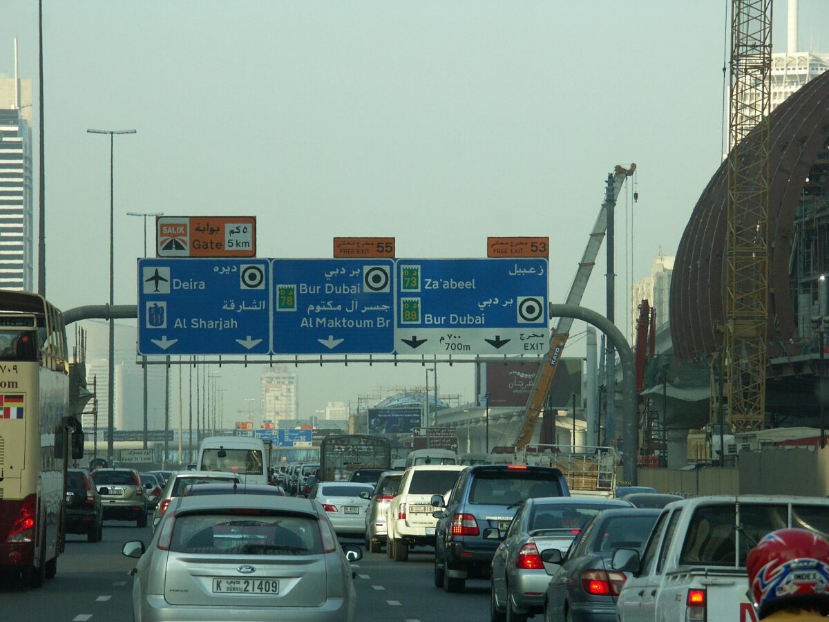 Cum reușesc turiștii să scape din Dubai. Drumul de 4 ore și jumătate cu maşina care le deschide accesul spre Europa