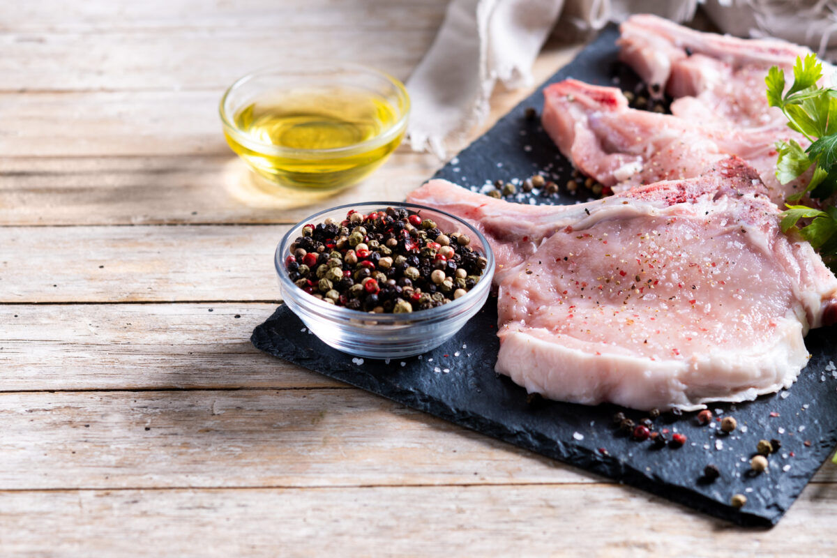 Greșeala pe care mulți români o fac. Câte minute trebuie gătită ceafa de porc