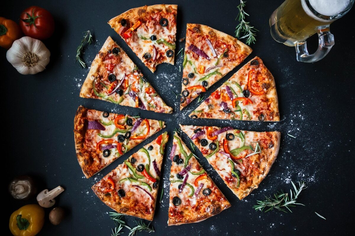 Se mai poate mânca pizza, dacă a stat mai mult de 24 de ore în frigider? Cât rezistă, de fapt