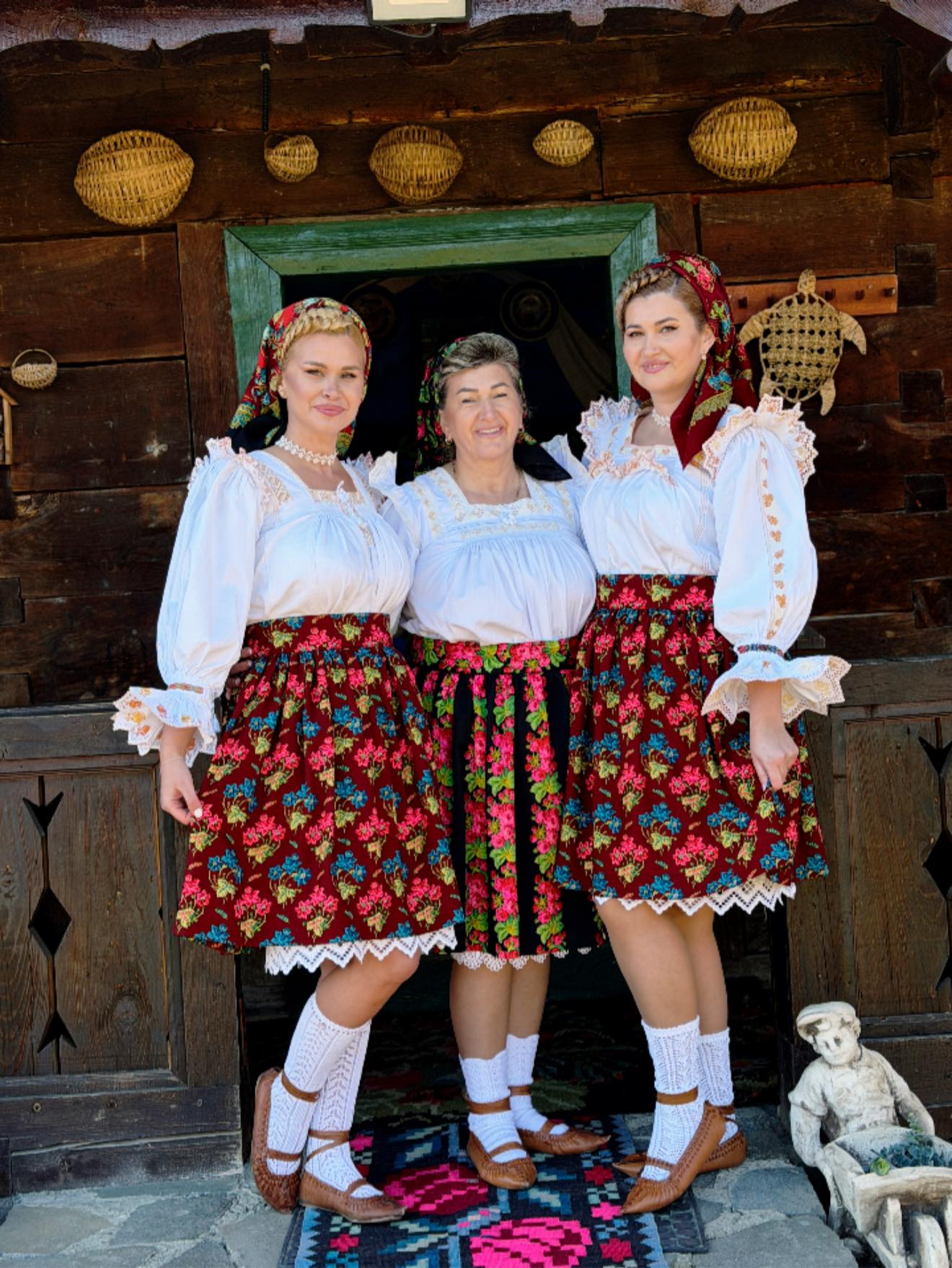 Oana, alături de mama și de sora ei. Sursa foto: Facebook