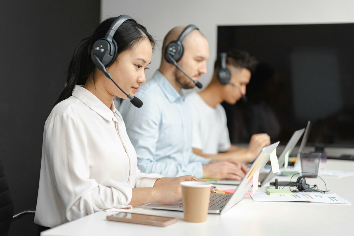 Ce salariu are un operator call center în 2026. Venitul lunar crește în funcție de limbile străine vorbite