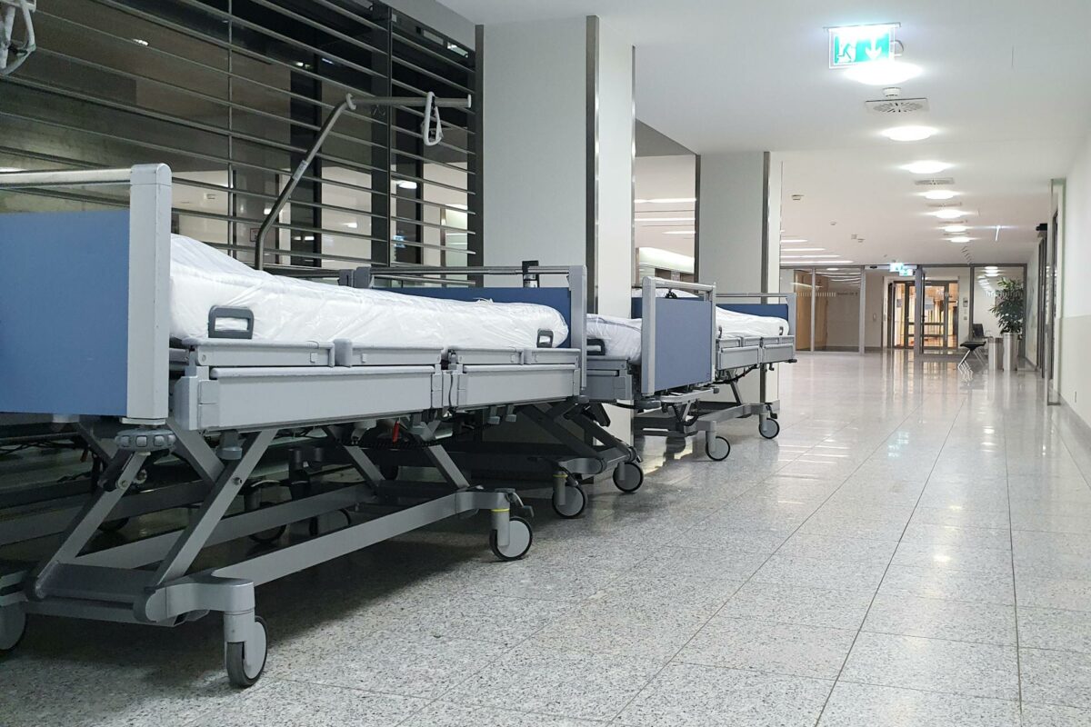 Elevi români, accidentați de tramvai în Praga. Unul dintre ei a ajuns în comă, în spital