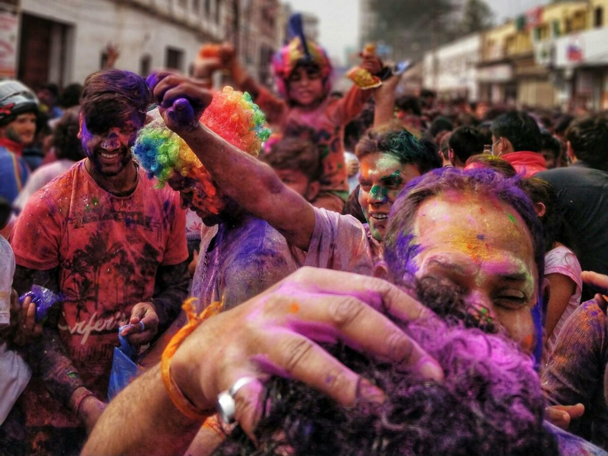 Holi, festivalul culorilor care transformă străzile în curcubee. Sărbătoarea spectaculoasă a primăverii