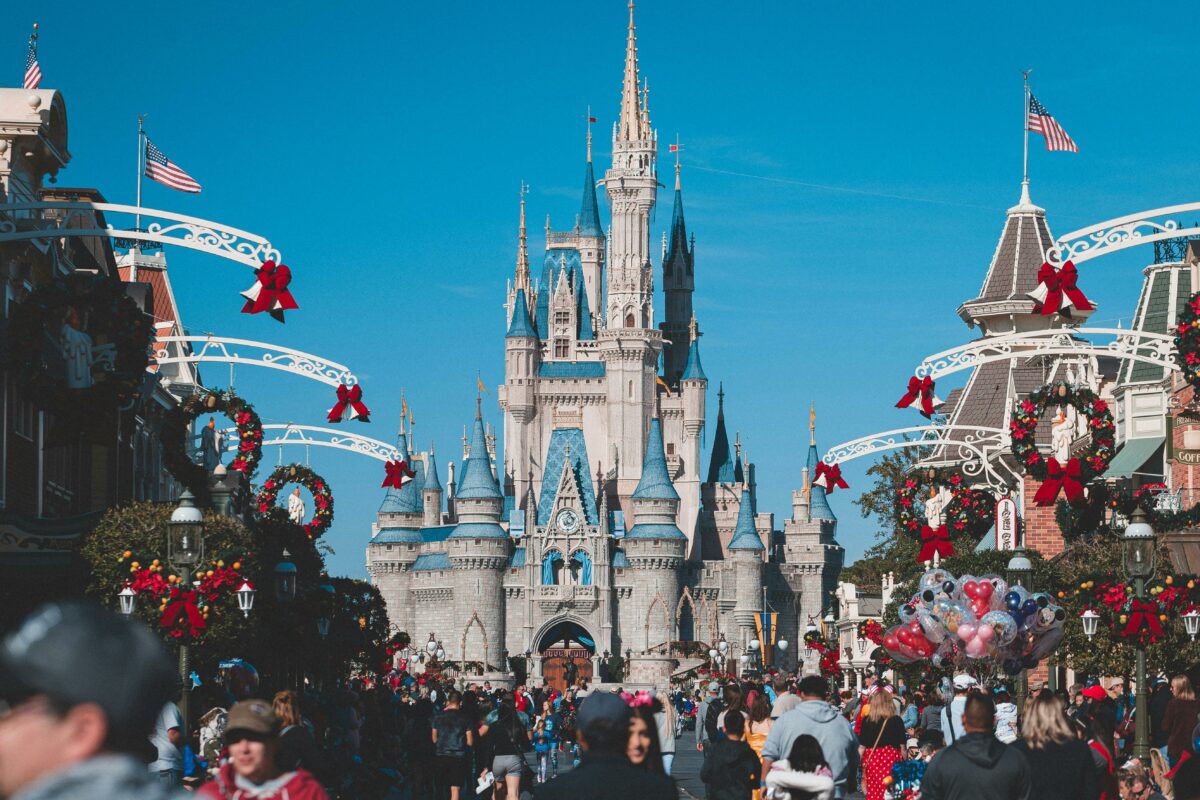 Ce nu ți se spune despre Disneyland: fenomenul discret al împrăștierii cenușii în parcuri