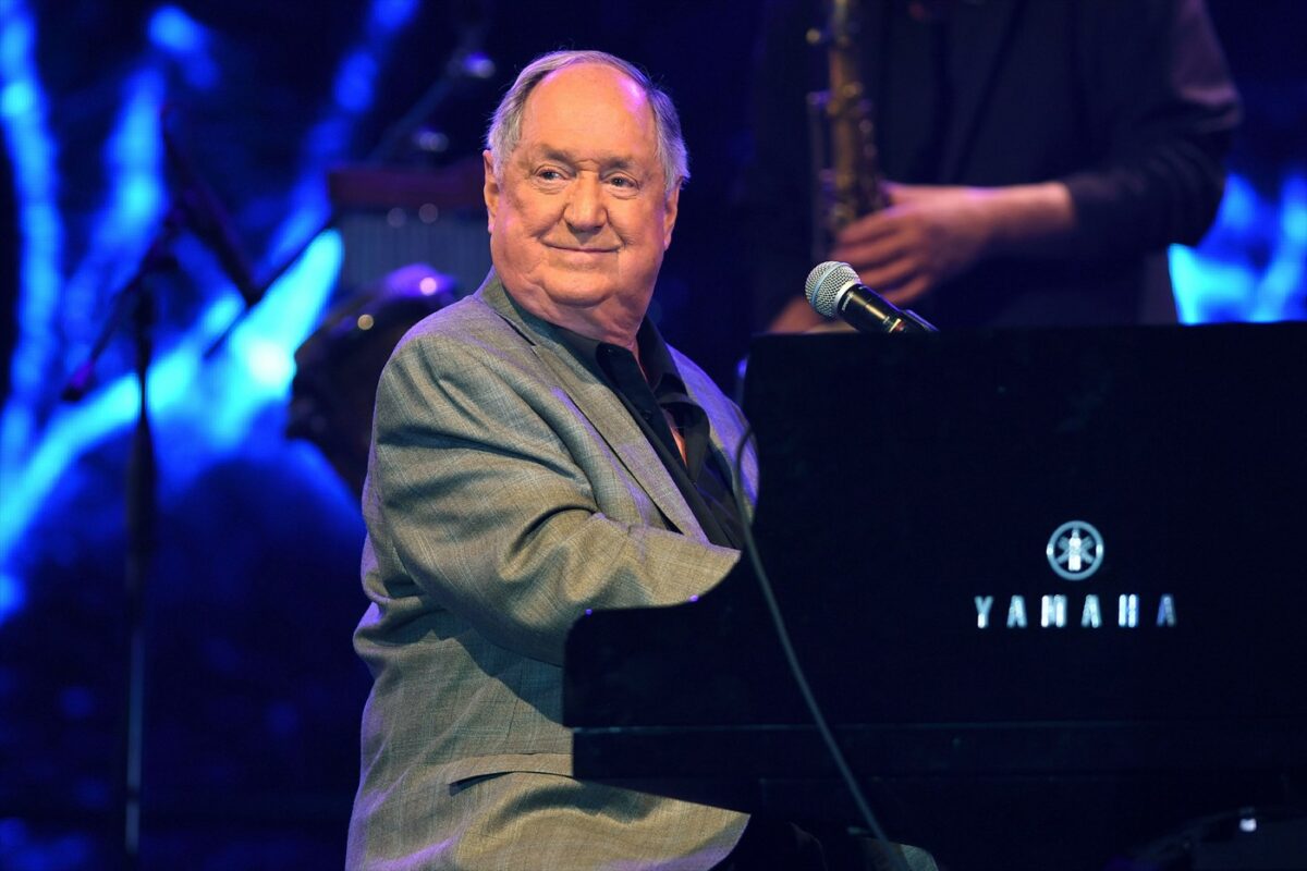 Imagine Stire Doliu în lumea muzicii. A murit legendarul cântăreț și compozitor Neil Sedaka | 2review.ro