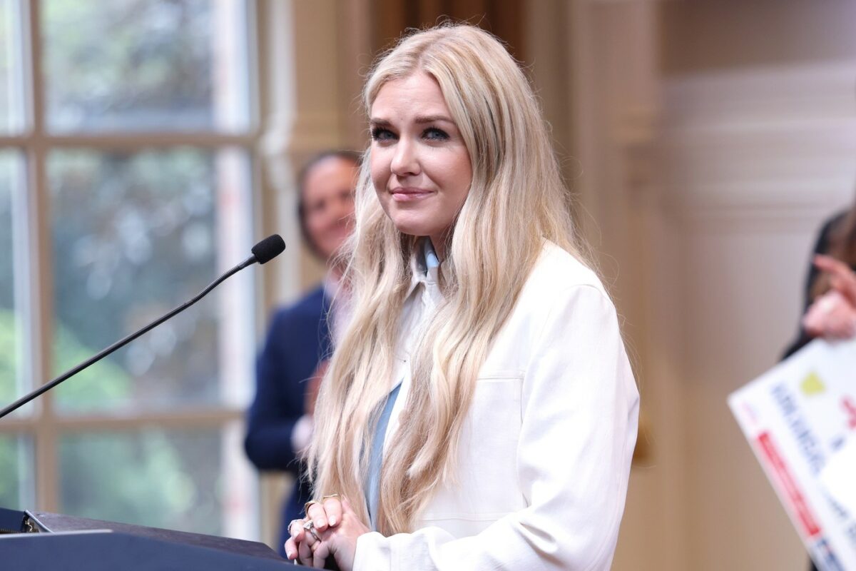 Imagine Stire Erika Kirk, acuzată că ar fi mers la cumpărături la mai puțin de 24 de ore de la moartea soțului ei. Cum răspund reprezentanții săi | 2review.ro