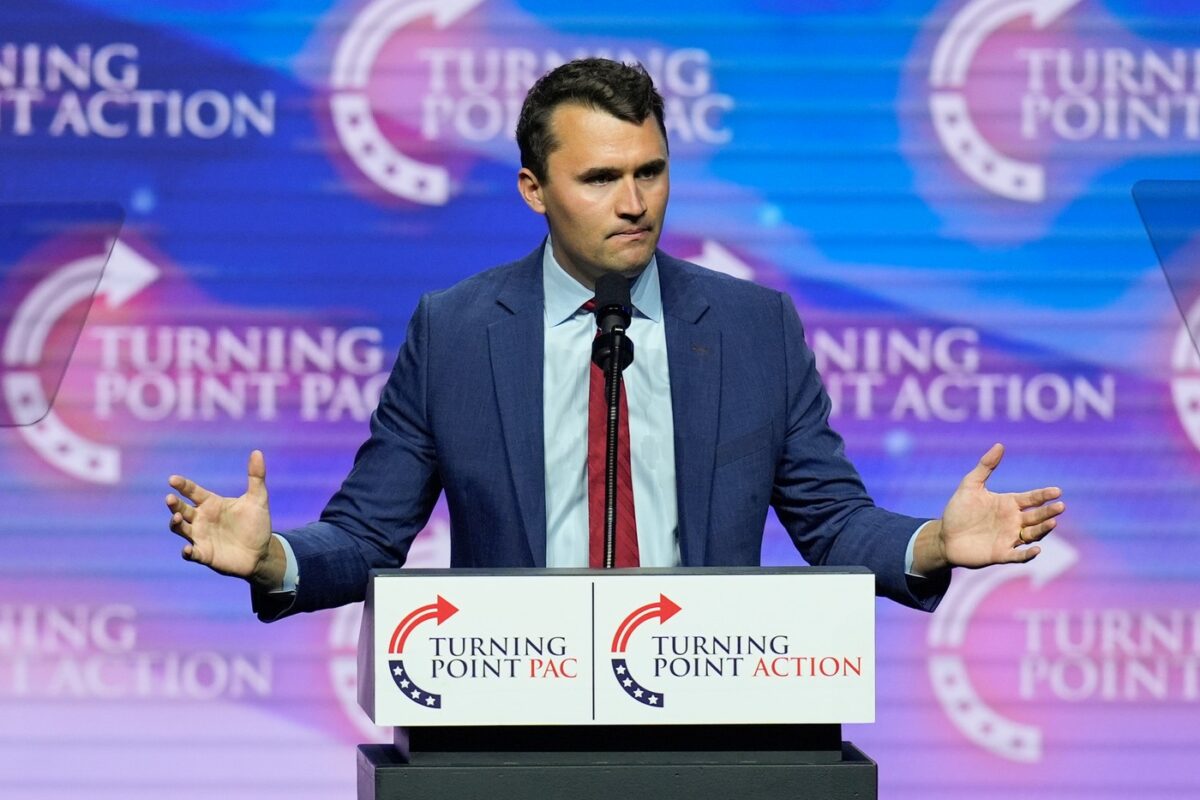 Imagine Stire Noi detalii despre moartea lui Charlie Kirk. Avocații atacatorului spun că glonțul nu ar fi fost tras din arma acestuia | 2review.ro