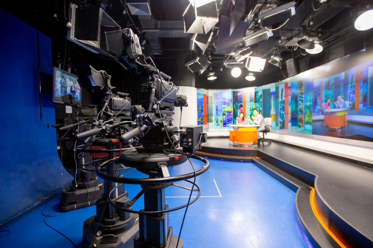 Imagine Stire Prezentatorul TV care a plecat din propria emisiune din cauza invitatului. Ce i-a arătat pe telefon l-a revoltat | 2review.ro