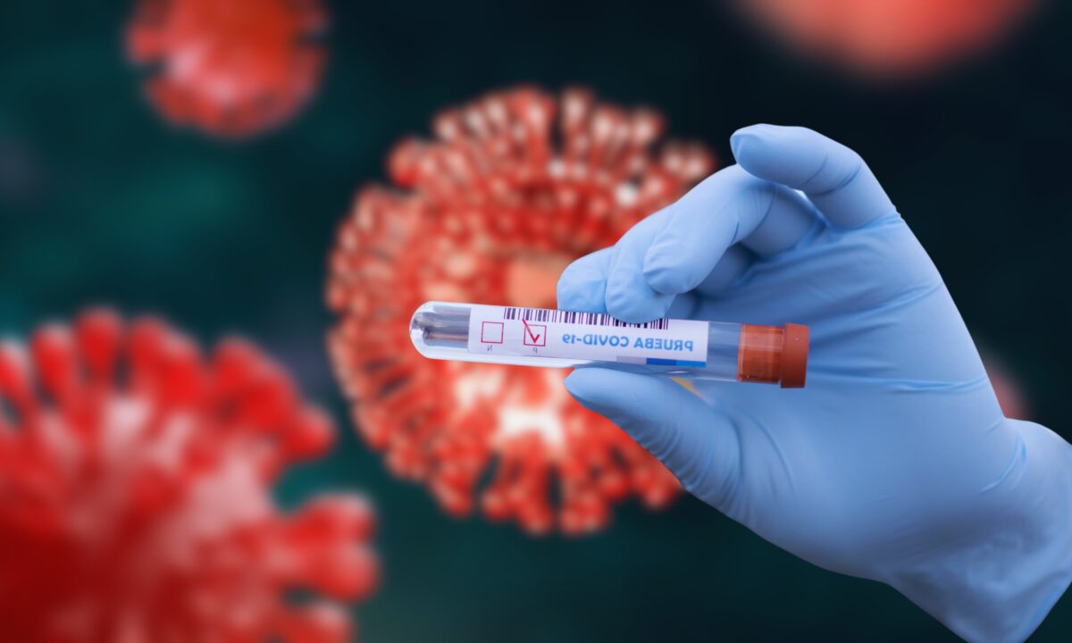 O nouă variantă de COVID se răspândește rapid în SUA și Europa. Care sunt simptomele infecției