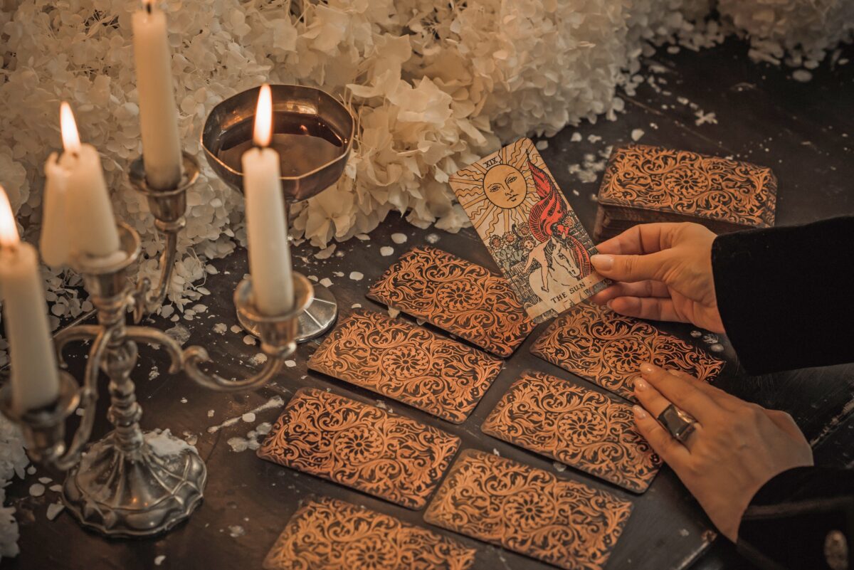 Imagine Stire Cartea de Tarot a zilei de azi, 23 martie 2026. Soarele în Tarot: De ce tocmai azi universul îți trimite cel mai puternic mesaj de lumină și împlinire | 2review.ro