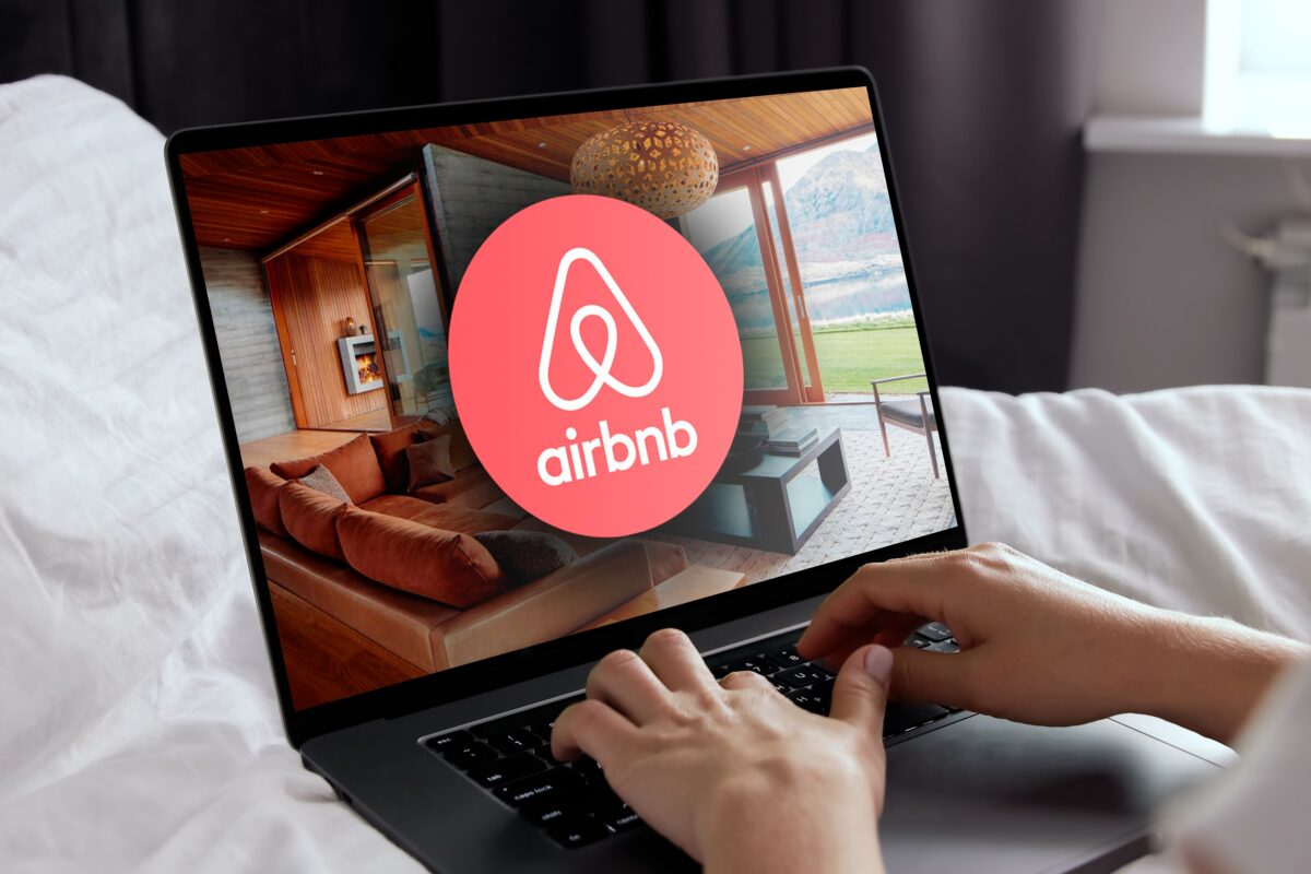 Imagine Stire Noi probleme pentru Airbnb în Spania: Compania, obligată să plătească o amendă uriașă. Care este motivul | 2review.ro