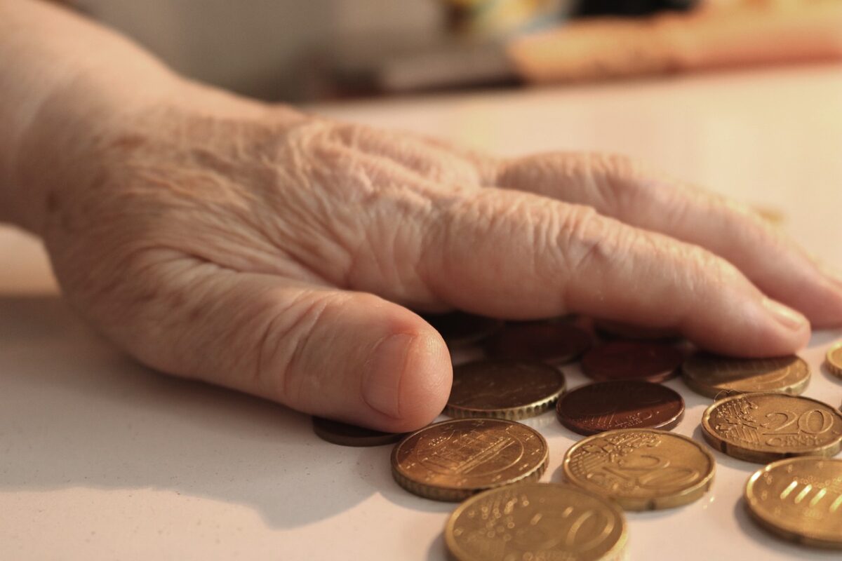 Ajutor de 1.000 de lei pentru români. Primăria care plătește impozitele persoanelor cu handicap