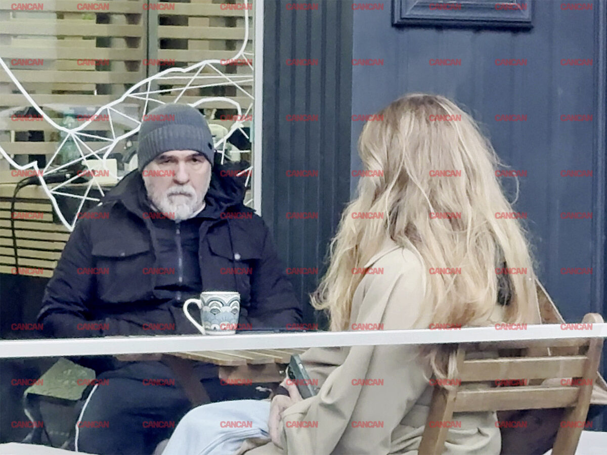 Și-a pus căciula pe cap și a savurat un ceai până să intre în frizerie