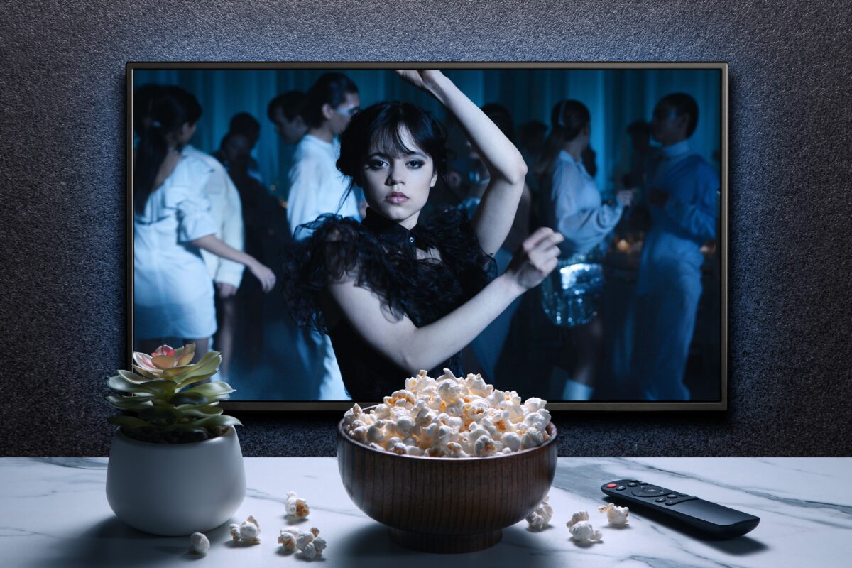 Imagine Stire Când ar putea apărea sezonul 3 din Wednesday pe Netflix. Indiciul oferit de actorul Luis Guzmán | 2review.ro