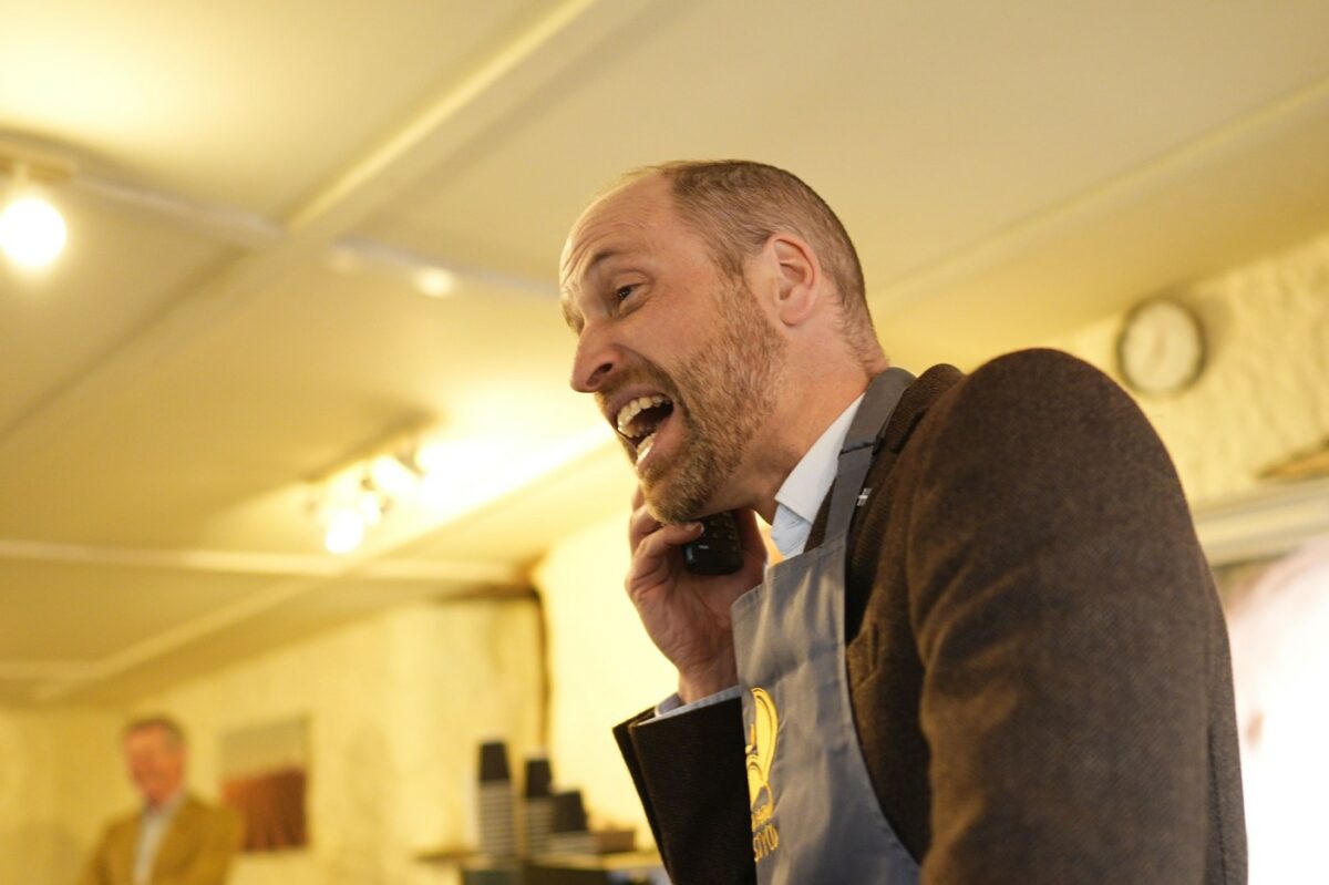 Imagine Stire Gafă amuzantă a Prințului William în timpul unei vizite la o brutărie. Cum a numit-o, din greșeală, pe o clientă | 2review.ro