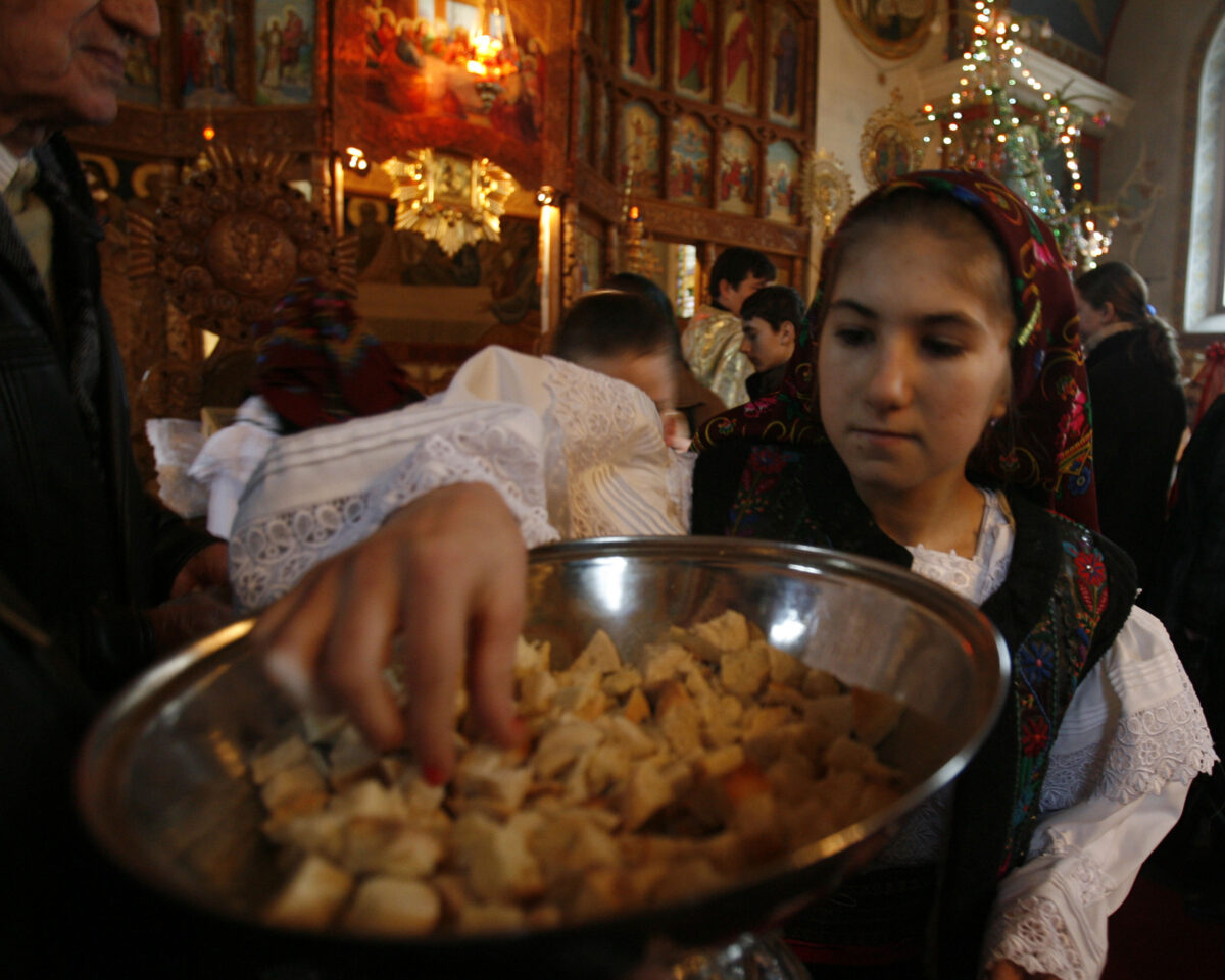 Imagine Stire De ce luăm Sfintele Paști în noaptea de Înviere de la biserică. Ce simbolizează și cum diferă de anafură | 2review.ro