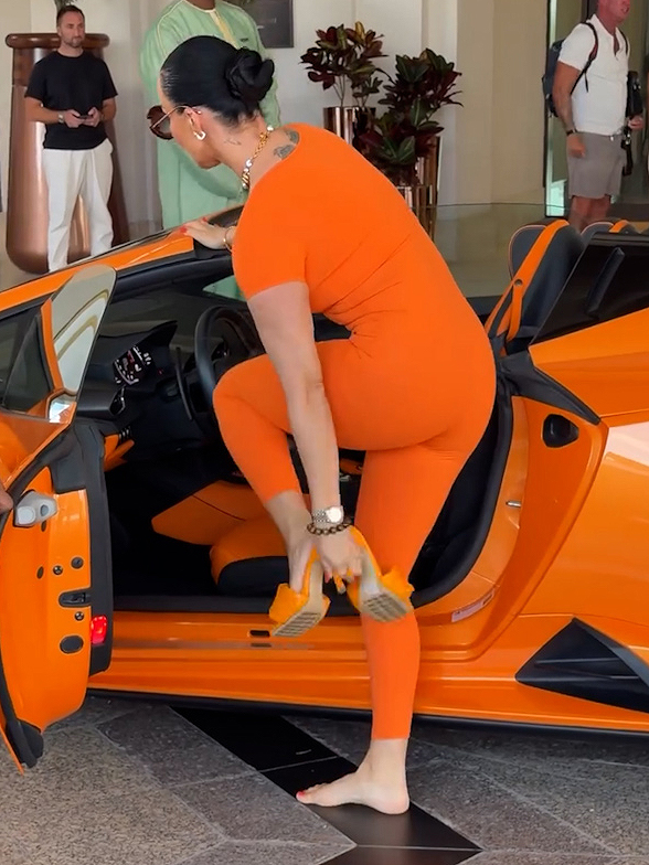 Kasia, regina supermașinilor, se descalță întotdeauna