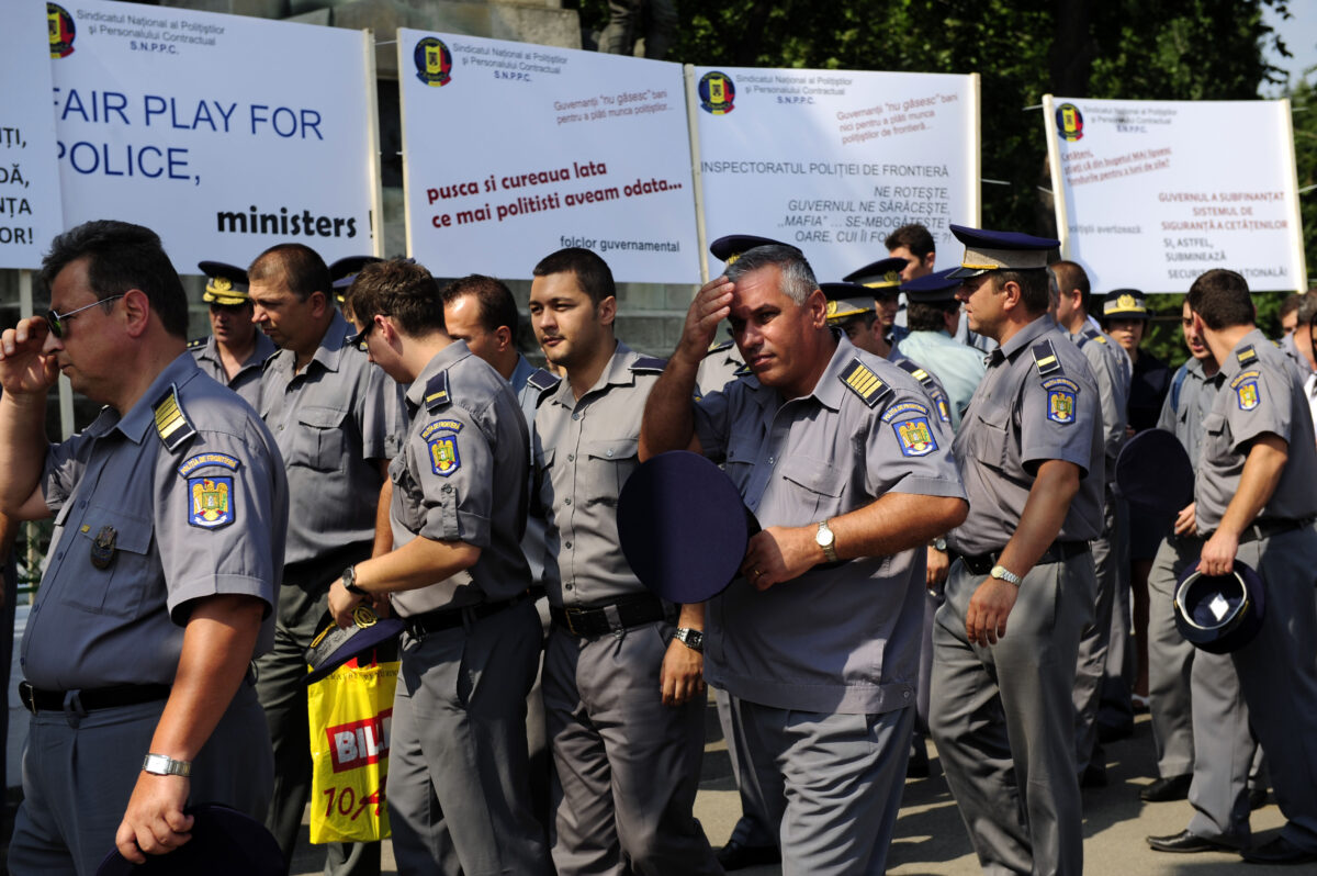 Imagine Stire Protestul polițiștilor din 2010 care a luat-o spre Cotroceni din mers. Caschete în aer și scandări furioase | 2review.ro