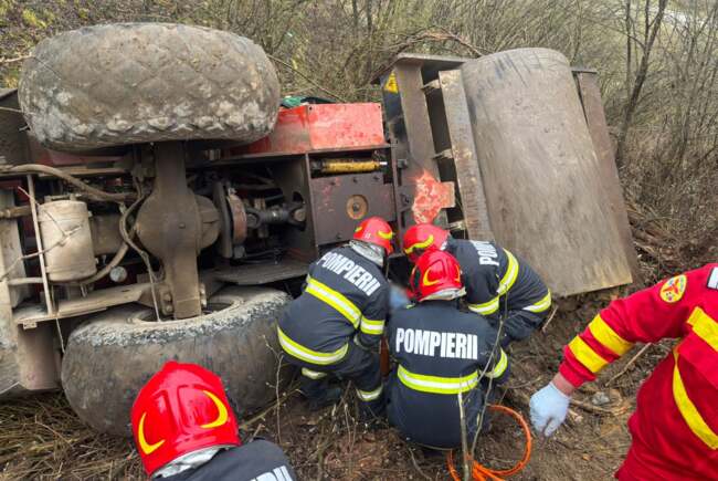 Imagine Stire Tragedie în Bihor! Un muncitor a murit după ce s-a răsturnat cu utilajul într-o râpă | 2review.ro