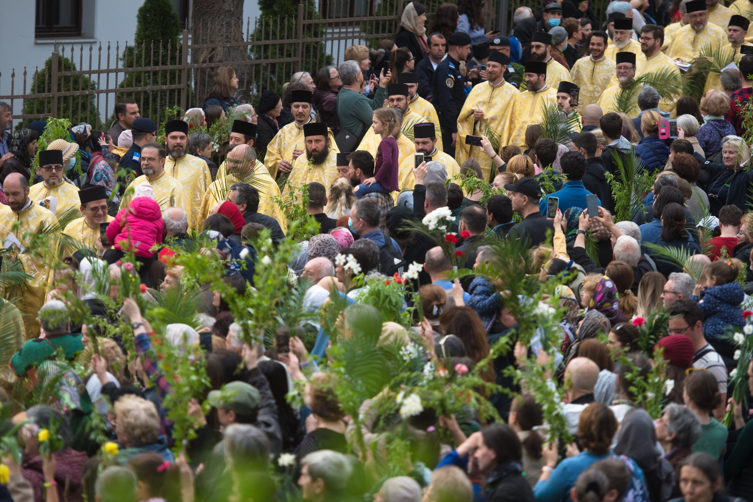 preoti si credinciosi la slujba de florii