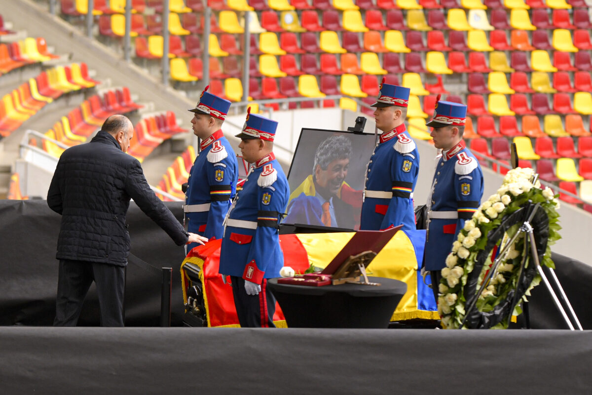 Imagine Stire Ce a apărut pe treptele bisericii unde se va ține slujba de înmormântare a lui Mircea Lucescu? Imagini impresionante | 2review.ro