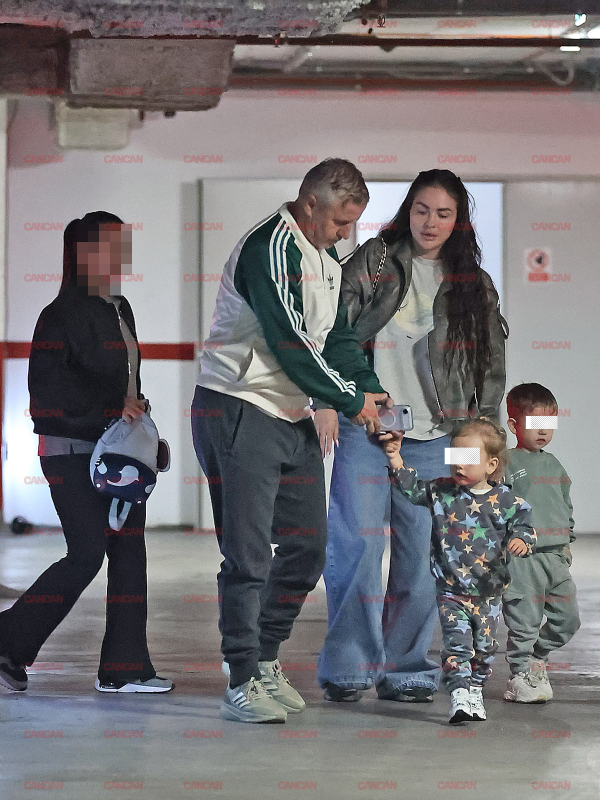 Antrenorul este atent la copiii lui 