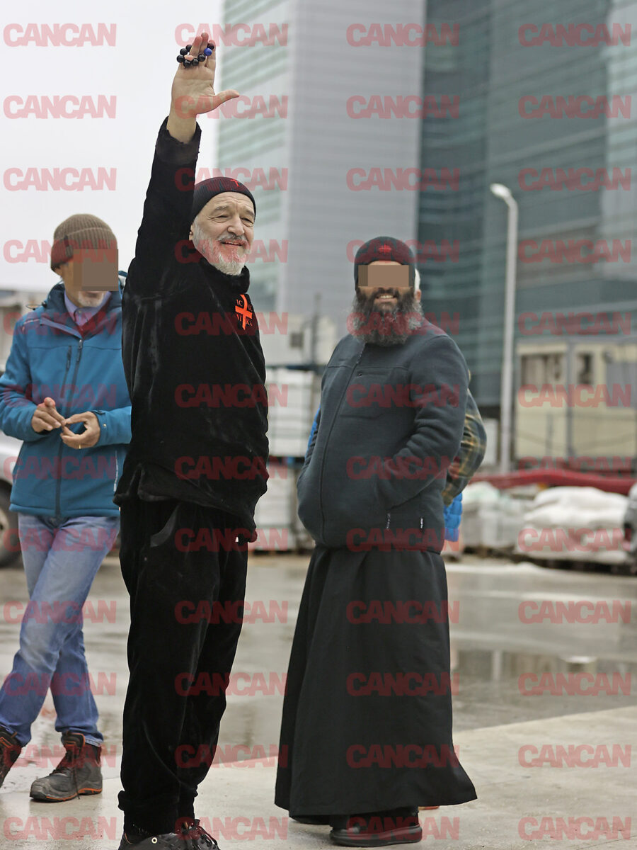 Gigi Becali își salută mereu fanii