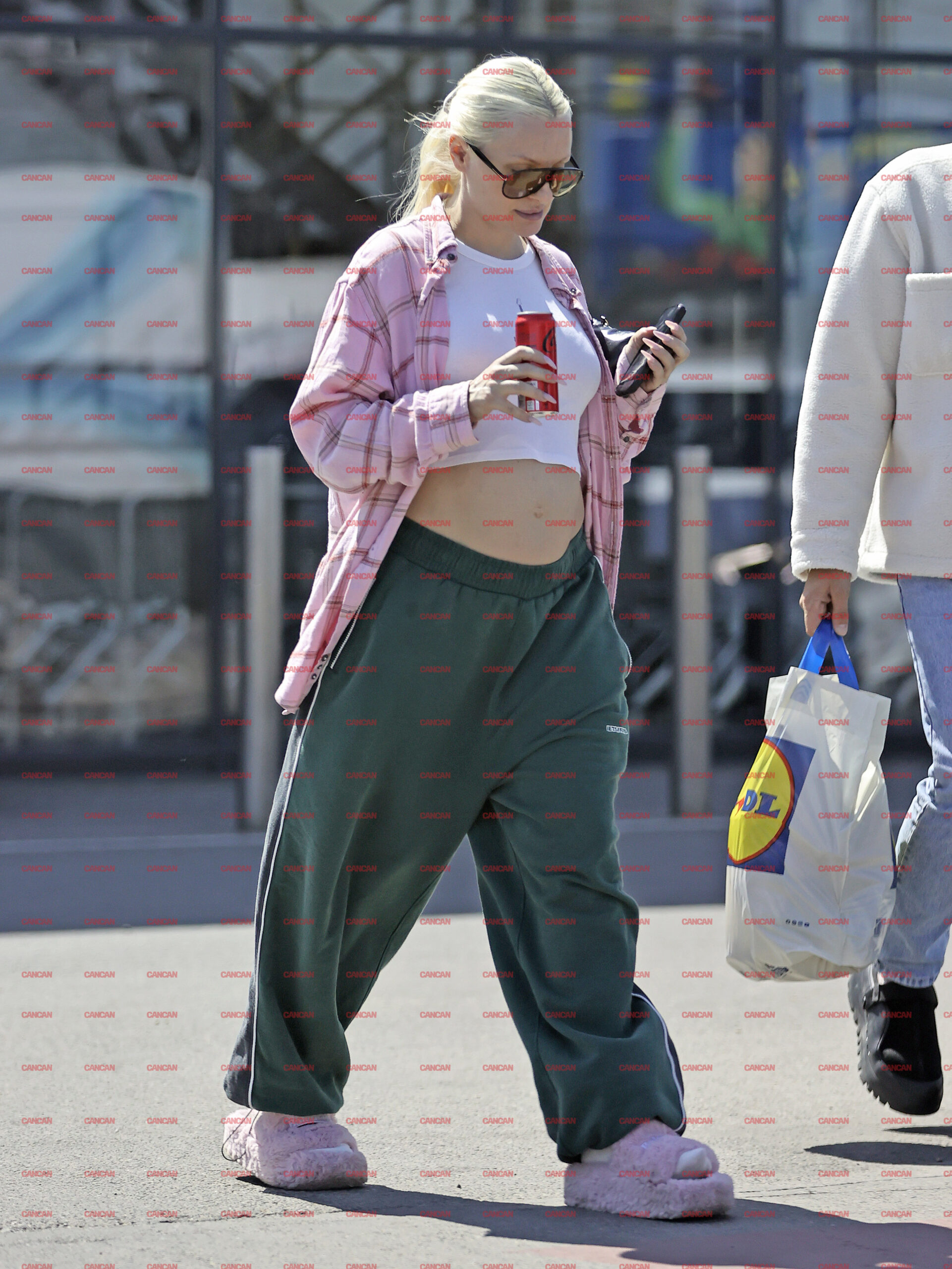 Artista își afișează cu mândrie burtica de gravidă