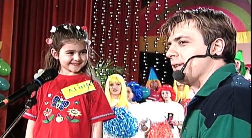 Imagine Stire Cine e fetița care, în 1998, refuza să îi dea batista lui Horia Brenciu la televizor? Acum,  e una dintre cele mai cunoscute cântărețe de la noi | 2review.ro