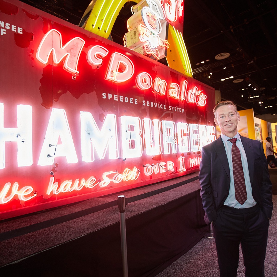 Imagine Stire CEO‑ul McDonald’s, Chris Kempczinski, dă vina pe mama sa pentru clipul viral cu burgerul. Cum se scuză după gafa colosală comisă | 2review.ro