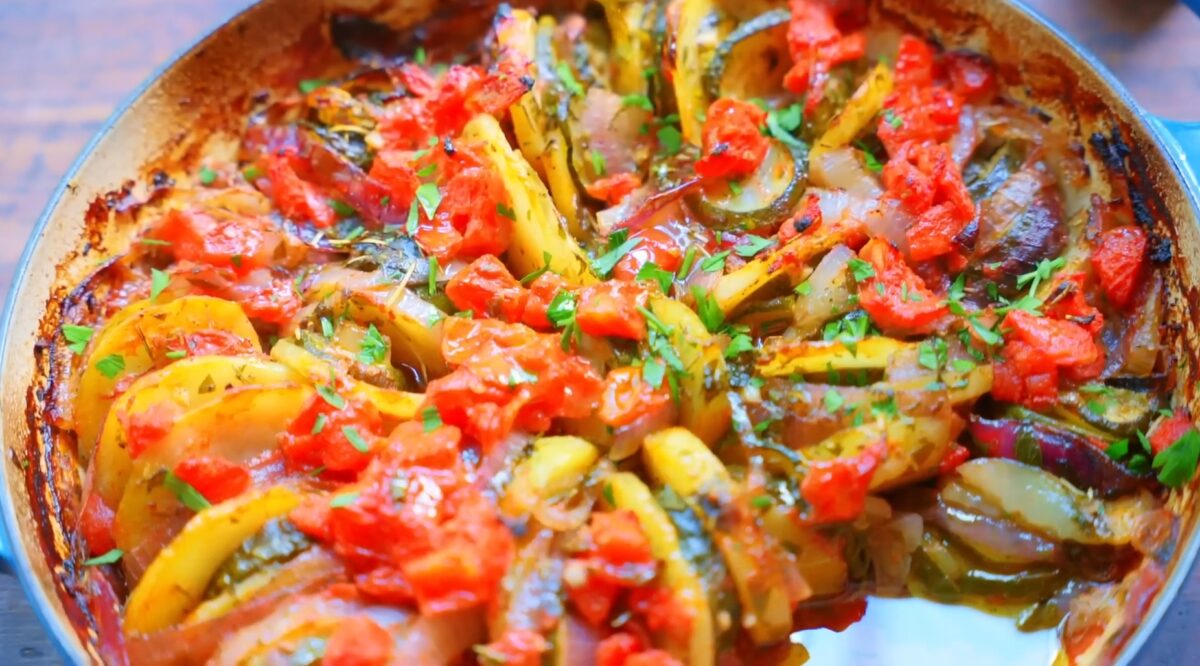 Imagine Stire Briam ca pe coasta Mediteranei. Legume coapte în stil grecesc: gust intens, textură perfectă și arome fresh | 2review.ro