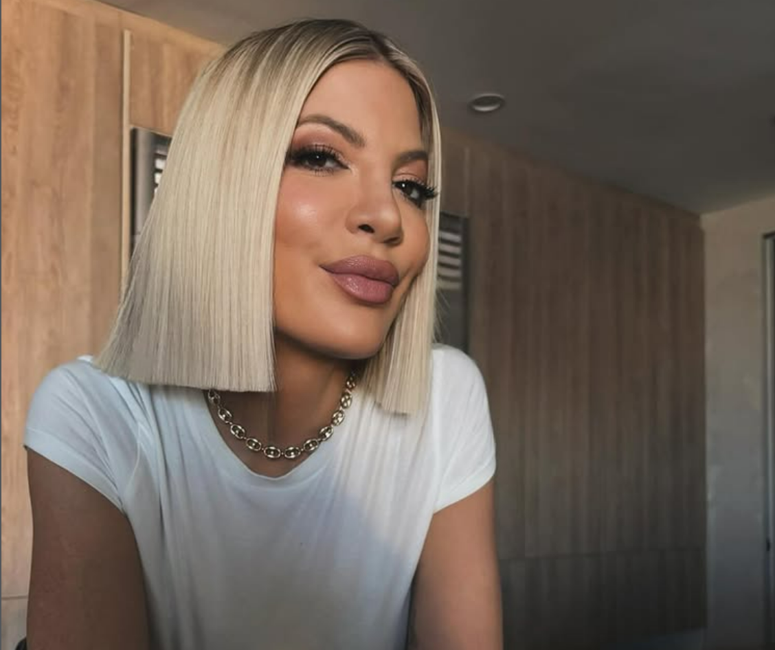 Imagine Stire Tori Spelling a fost implicată într-un accident rutier! Actrița se afla în mașină alături de copiii ei | 2review.ro