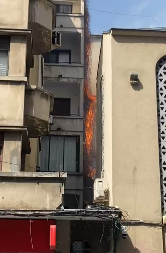 Imagine Stire Incendiu în București. Sinagoga din Piața Amzei a luat foc | 2review.ro