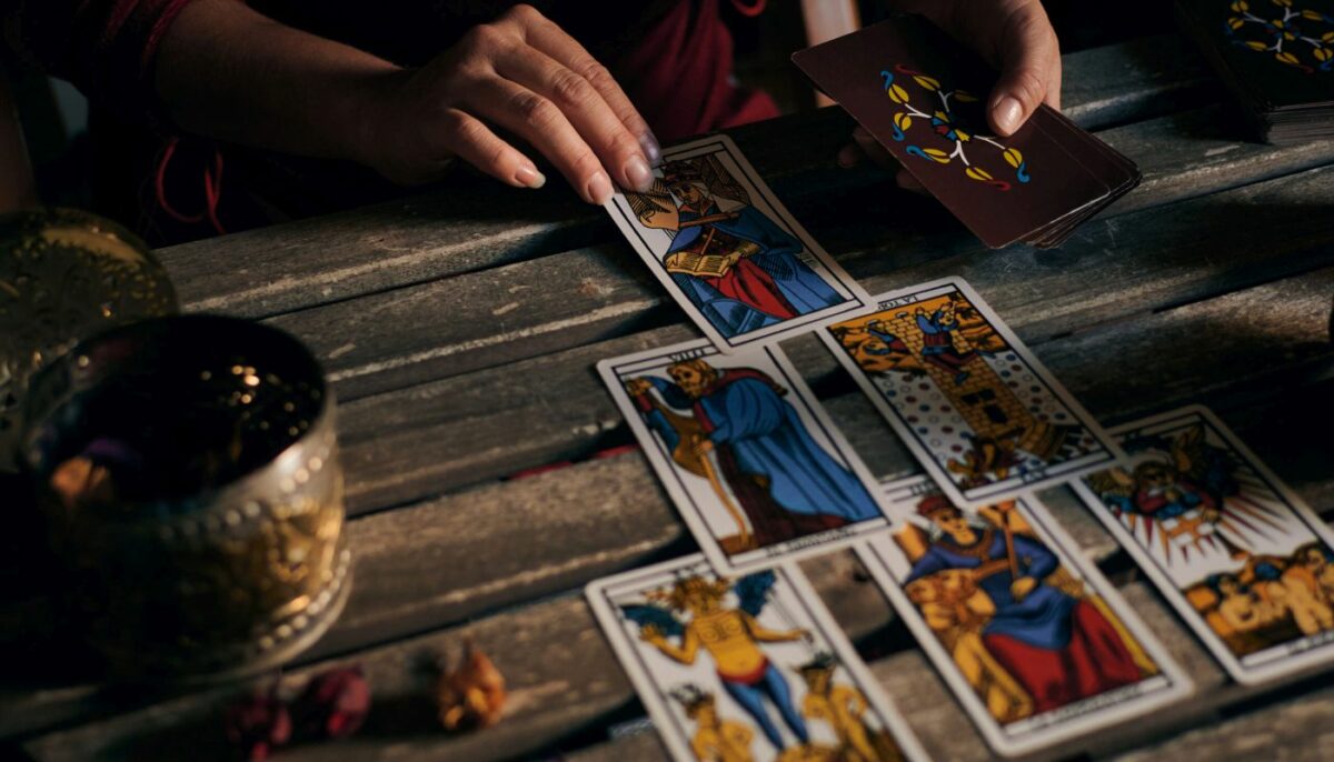 Imagine Stire Cartea de Tarot de azi, 6 aprilie 2026. Magicianul inversat, maestrul iluziilor, anunță că este momentul să faci schimbări | 2review.ro