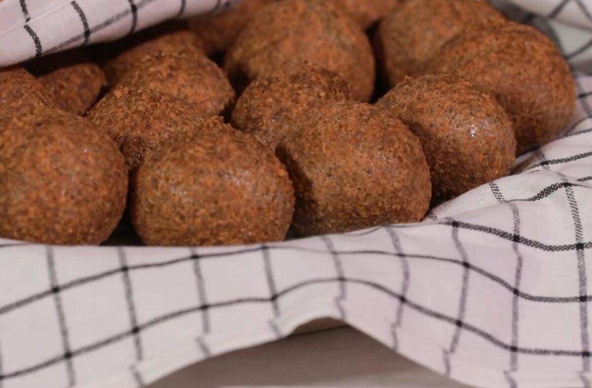 Imagine Stire Maica Maria de la Mânăstirea Hurezi ne arată cum să pregătim chifle de linte pufoase și moi în Miercurea Mare | 2review.ro