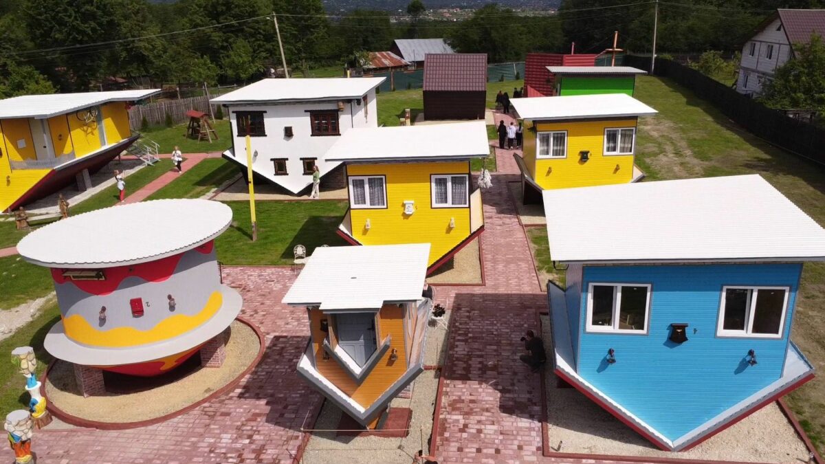 Imagine Stire Cum arată satul răsturnat din Gorj. Cum sunt mobilate căsuțele la interior și când îl poți vizita | 2review.ro