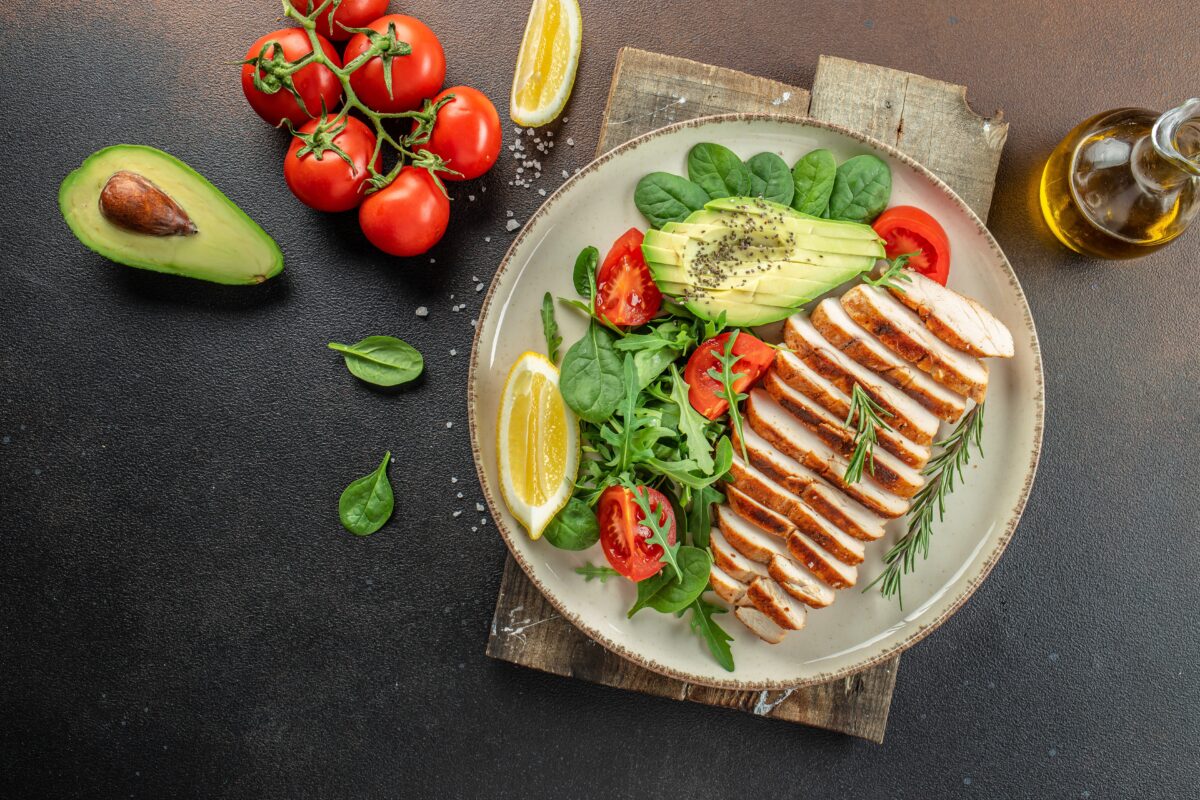 Imagine Stire Cum faci salate bogate în proteine pentru slăbit. Trei rețete ușoare și hrănitoare | 2review.ro