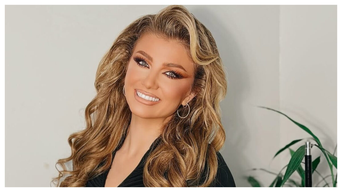 Imagine Stire Cu cine s-a pozat Codruța Filip de Paște, după ce Valentin Sanfira a fost cu noua iubită în vacanță. Artista e toată numai un zâmbet! | 2review.ro