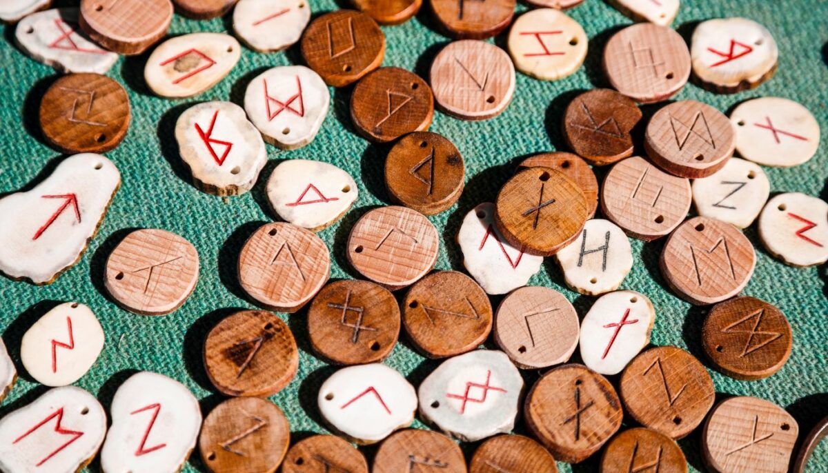 Imagine Stire Horoscop rune azi, 6 aprilie 2026. Thurisaz inversată are un mesaj important: nu lăsa emoțiile negative să te cuprindă | 2review.ro