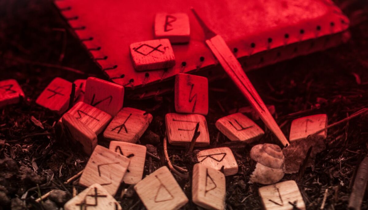 Imagine Stire Horoscop rune azi, 17 aprilie 2026. Nativii Leu și Săgetător devin de neoprit: Sowilo le oferă energia solară maximă din calendar | 2review.ro